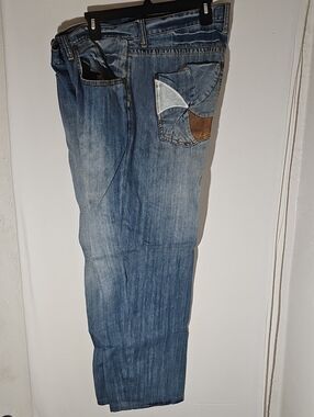 Akademiks Men's Washed Blue Relaxed Jeans with Pocket Patch